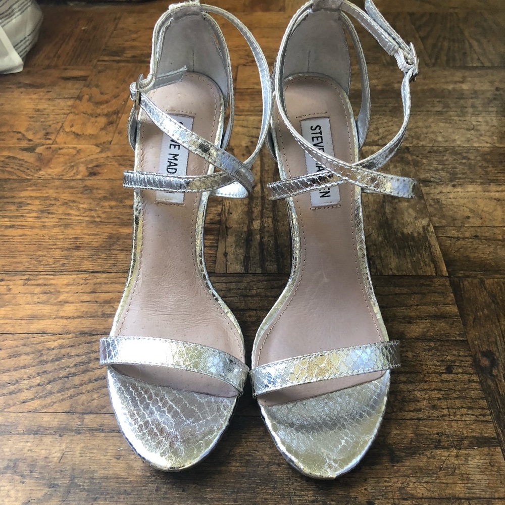 Steve Madden Isolate Silver Heels - Picture 3 of 6